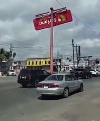 ¡Impresionante! Fuertes vientos provocan caída de panorámico en Tamaulipas
