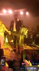 ¡La cumbia calló! Mujer sube a escenario, besa a cantante y se enoja marido