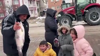 Balık tezgahının önünde ilginç anlar... Minik çocuğun gözyaşları ''hediye balıkla'' dindi