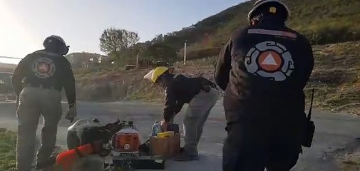 Apoyan brigadistas y helicóptero en incendio forestal en Santiago