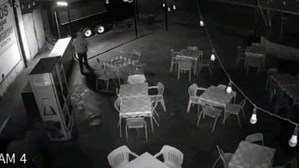 VIDEO: Sorprenden a hombre robando en taquería