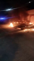 Consume incendio un vehículo abandonado en Monterrey