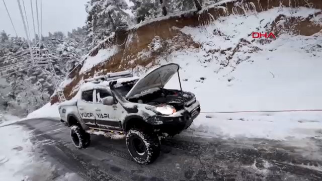 Yolda kalan vatandaşlara off road sürücüleri yardım etti
