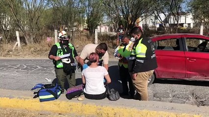 Viaja mujer a exceso de velocidad, pierde control y vuelca su coche