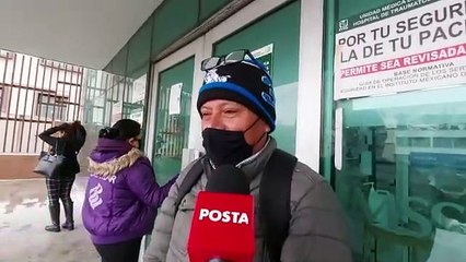 Bajo lluvia y frío familiares esperan información en hospital 21 del IMSS