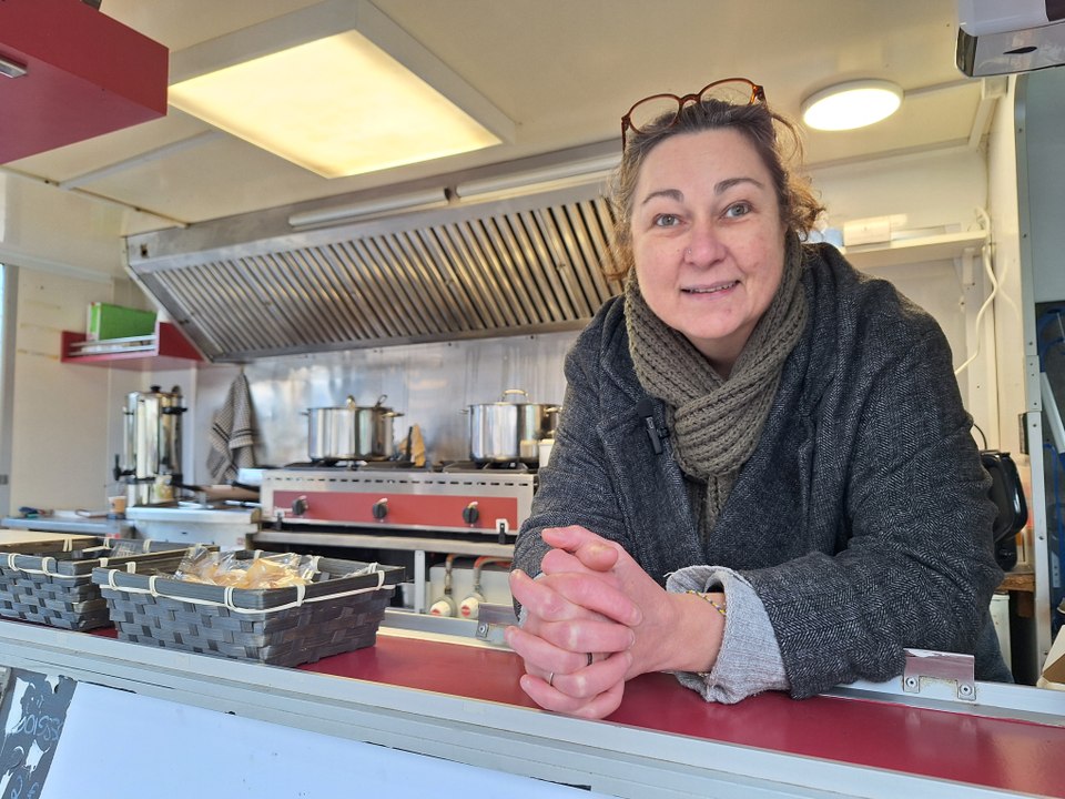 À bord de son food truck, elle distribue des repas chauds aux plus démunis à Brest