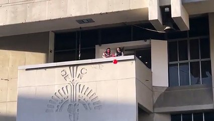 VIDEO: Alcaldesa de Cuauhtémoc lanza pelotas con billetes de 500 pesos