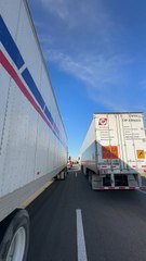 Paraliza choque de tráileres autopista a Laredo