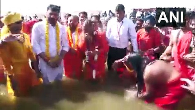 Mahakumbh 2025: महाकुंभ में CM साय ने पत्नी के साथ त्रिवेणी संगम में लगाई डुबकी, देखें Video
