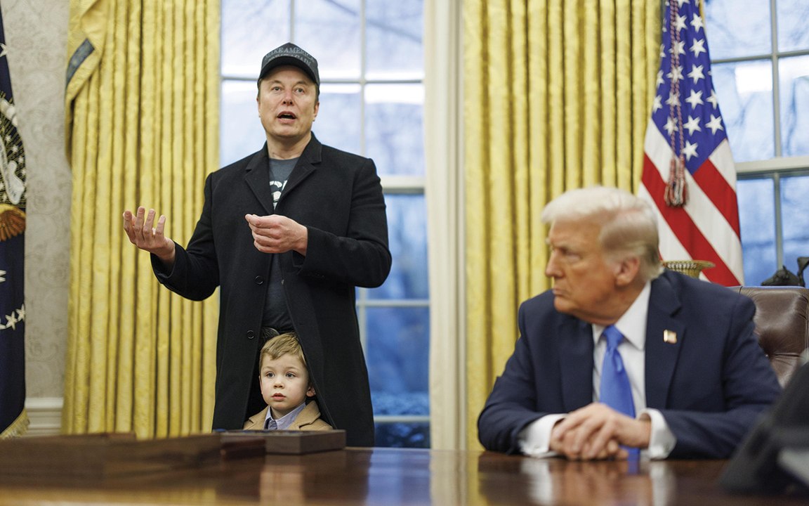 Musk sr, Musk jr, Trump nello Studio Ovale della Casa Bianca: perché è la foto della settimana