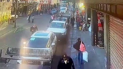 VIDEO: Microbús atropella a dos abuelitas en Puebla