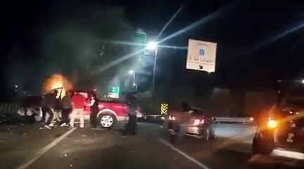 Rescatan a hombre de morir calcinado tras estrellamiento e incendio