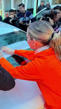 Arranca Mariana Rodríguez precampaña con pega de calcas