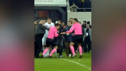 Pugno all'arbitro di Bruges-Atalanta: il video del "colpo" in faccia di un anno fa