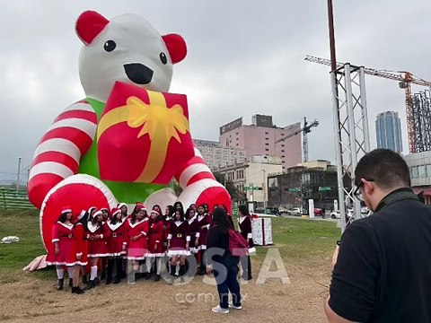 Las hijas de Santa Claus y Mamá Claus, les desean Féliz Navidad