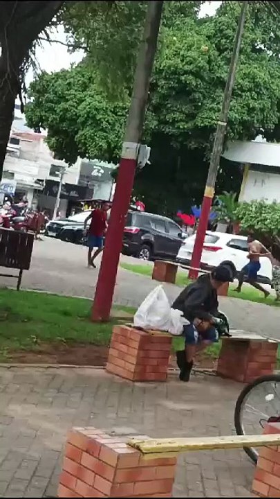 FLAGRANTE: Homem é agredido durante confusão em praça de Ipu