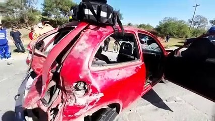 Impacta y prensa tráiler a pareja que viajaba en auto