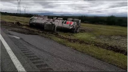 Cierran la Victoria- Zaragoza por volcadura de pipa y derrame de combustible