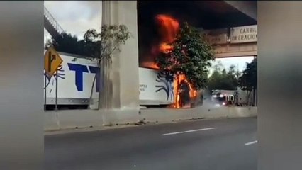 Se incendia tráiler y paraliza vialidad en la México-Querétaro