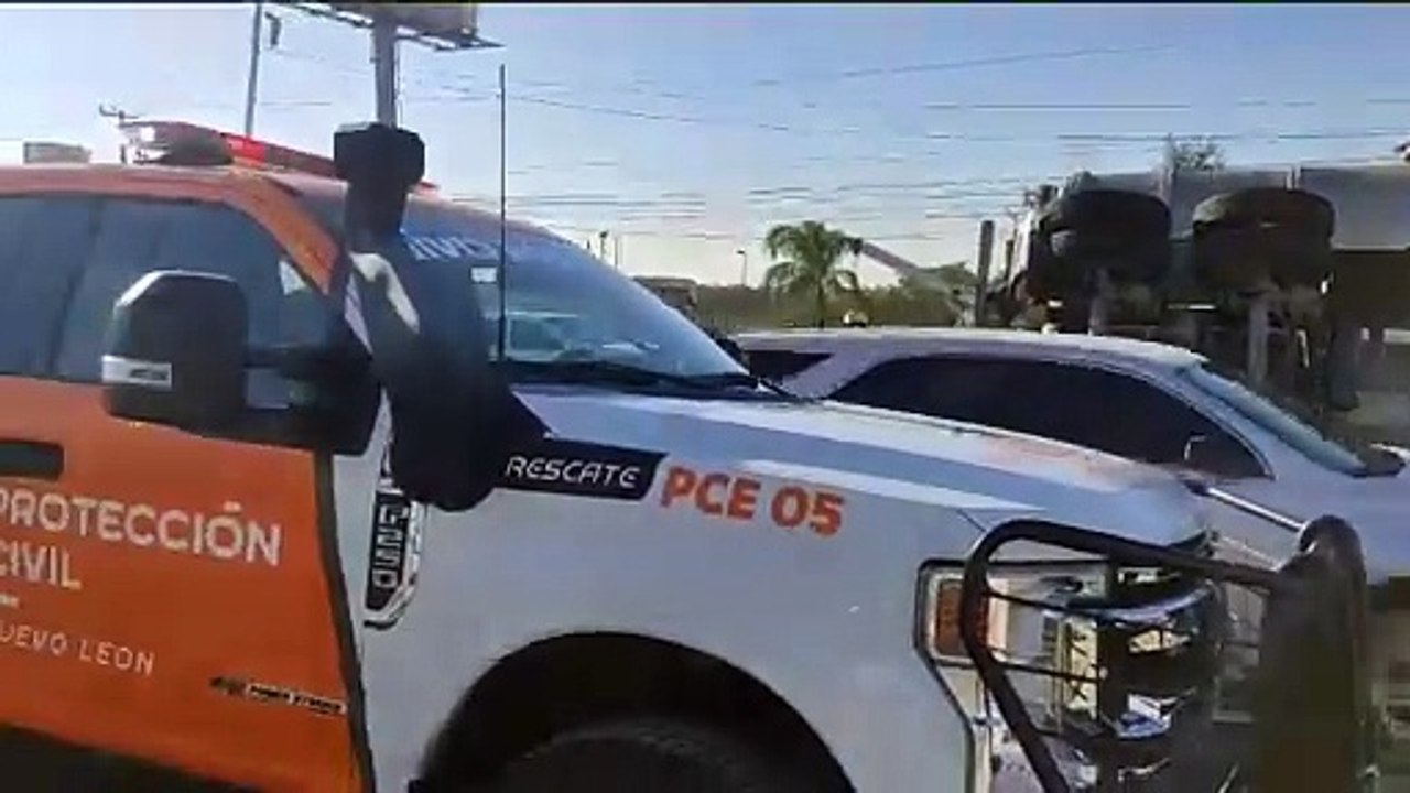 Protección Civil atiende volcadura de autotanque en Autopista Monterrey Reynosa