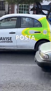 Choca y vuelca auto en la avenida Eloy Cavazos de Guadalupe