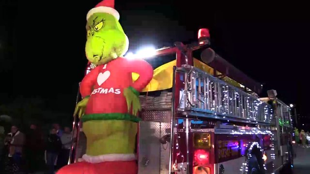 Encabeza Jesús Nava desfile navideño en Santa Catarina