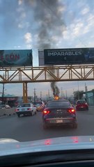 Incendio consume vehículo y deja dos heridos en Escobedo