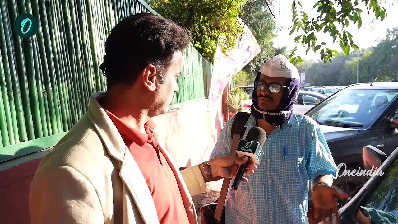 Arvind Kejriwal ने बताया BJP से कौन बनेगा Delhi CM, दफ्तर के बाहर मिले | वनइंडिया हिंदी