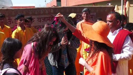 महाकुंभः आस्था के रंग में रंगा अभिनेता Vivek Oberoi का परिवार-Watch Video