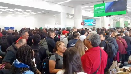 Vuelos cancelados y retrasos de hasta 6 horas en el AICM