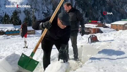 Rize'de karı kesen vatandaşlardan iglo