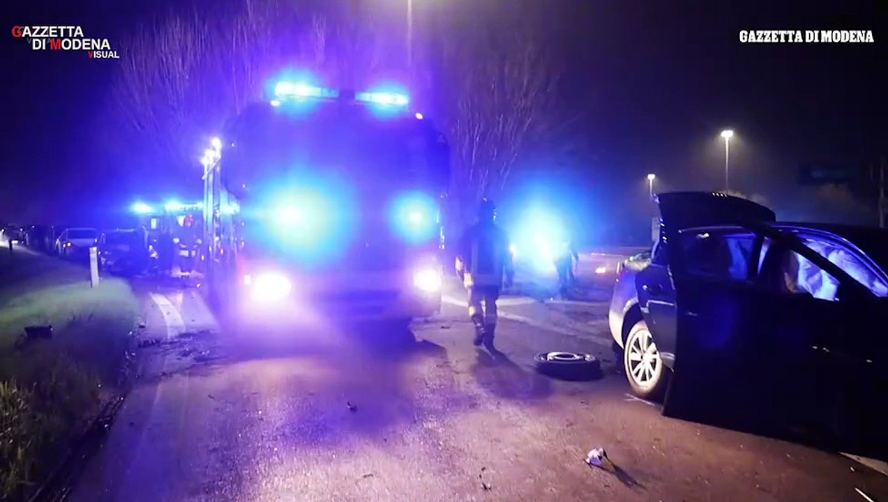 Modena, auto finisce nel fosso all'imbocco della tangenziale e "rimbalza" in strada distrutta