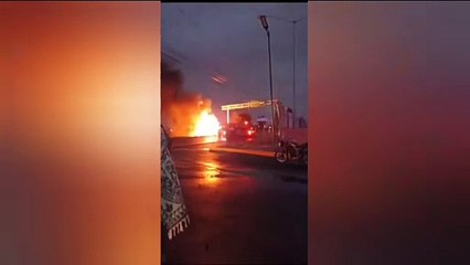 Arde tráiler en la carretera México-Texcoco, colapasa la vialidad