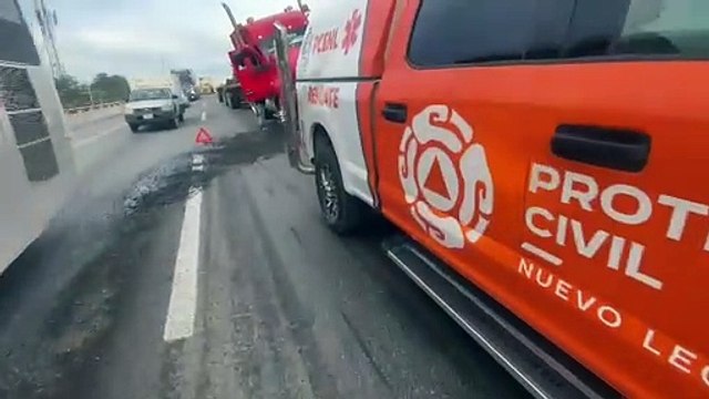 Chocan tráileres y colapsan Libramiento Noroeste