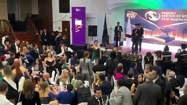 Recibe galardon Viviana Sánchez en los premios México en tus manos