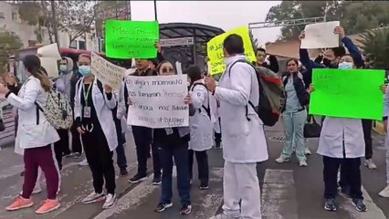 Médicos residentes bloquean en Cuauhtémoc, piden liberación de compañera