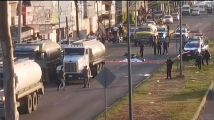 VIDEO: muere mujer en choque de moto con una pipa en Ecatepec