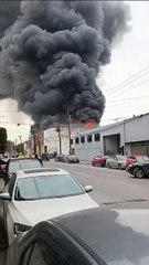 Arrasa incendio con bodega de plásticos en Monterrey