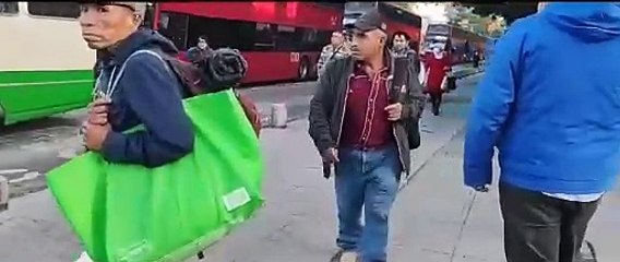 Vuelca tráiler cargado con 12 toneladas de perecederos en Santa Fe