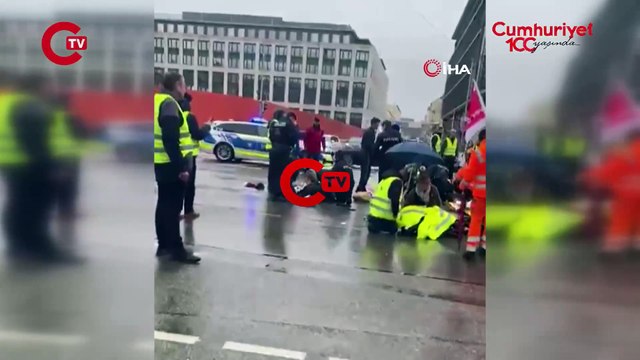 Almanya'da araç kalabalığın arasına daldı: Çok sayıda yaralı var