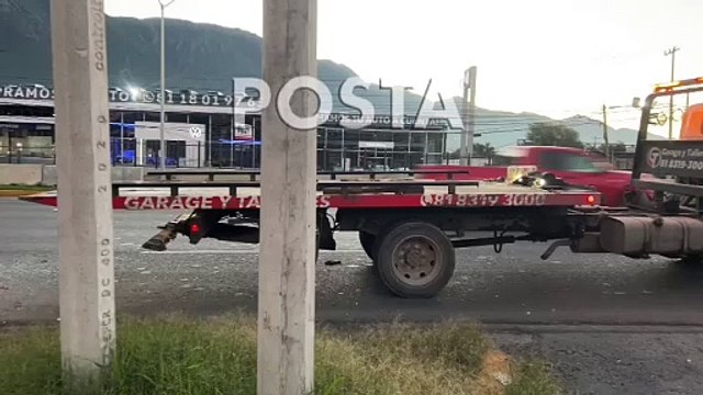 Volcadura doble deja dos heridos en avenida Garza Sada