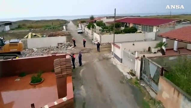 Demolite 70 case abusive sul litorale di Castel Volturno