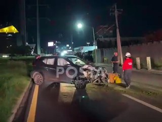 Derriba auto poste tras choque en avenida Lázaro Cárdenas
