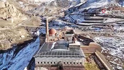 Karla kaplanan İshak Paşa Sarayı dron ile görüntülendi