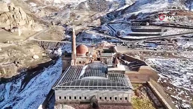 Karla kaplanan İshak Paşa Sarayı dron ile görüntülendi