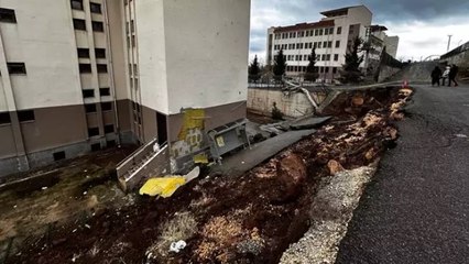 Okulun istinat duvarı çöktü, eğitime ara verildi