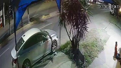 Captan en video choque contra una camioneta de lujo estacionada