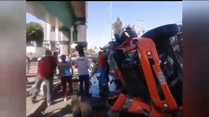 VIDEO: Cae tráiler de puente en la Cuautitlán-Tlalnepantla, aplasta tres carros