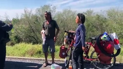 Guardia Estatal apoya con comida y seguridad a cicloviajeros de Japón