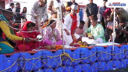 Mahakumbh: 'राजा' स्टाइल में Jyotiraditya Scindia ने लगाई संगम में डुबकी